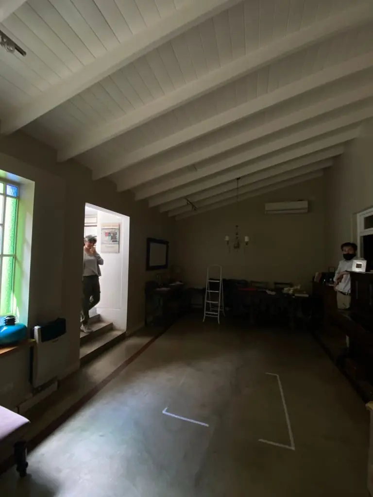 Antes: living sin luz natural cenital en Pilar