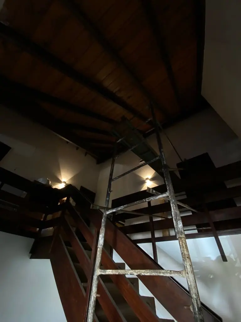 Antes: escalera sin luz natural cenital en Nordelta