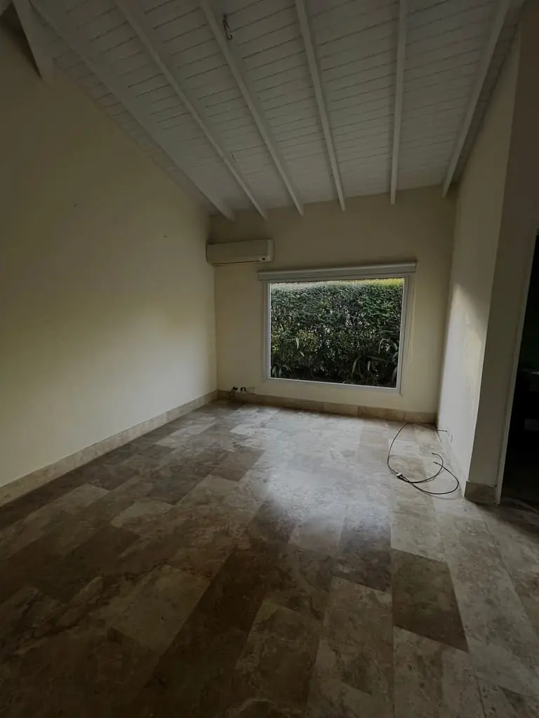 Antes: sala de estar sin luz natural cenital en San Isidro