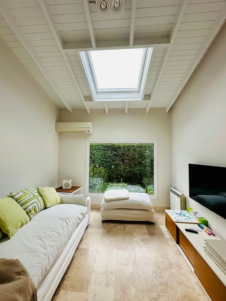 Después: sala de estar con ventana de techo VELUX instalada en San Isidro
