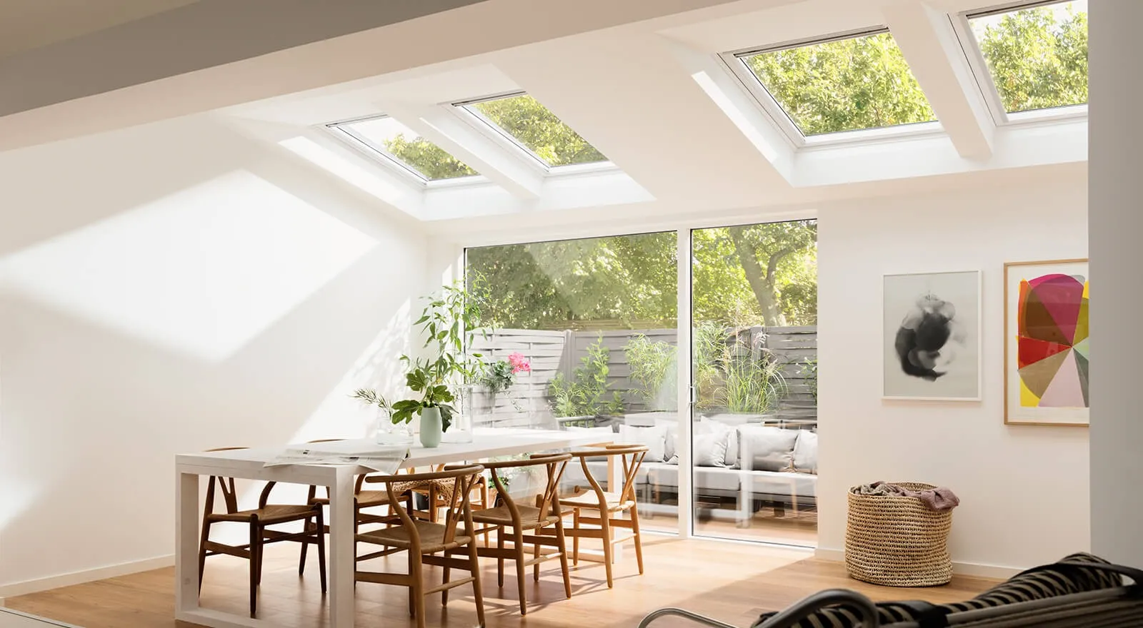 Ventana para techo inclinado VELUX instalada, con vista de luz natural cenital