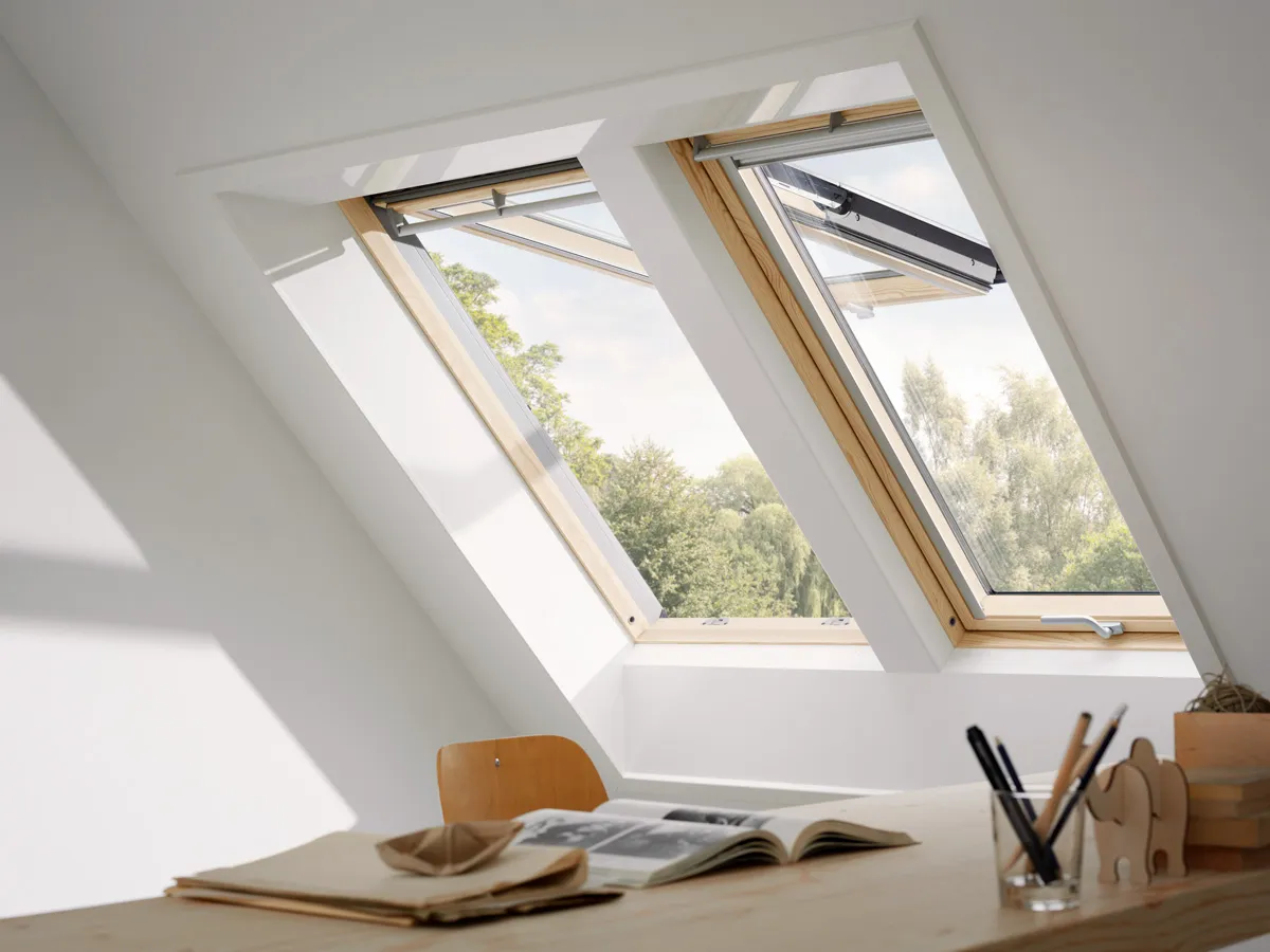 Ventana de techo VELUX instalada en living con luz natural cenital, Pilar